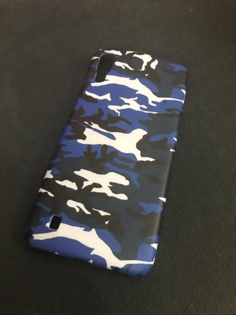 Contoh hasil cetak Cuztoom: casing bermotif loreng biru dongker