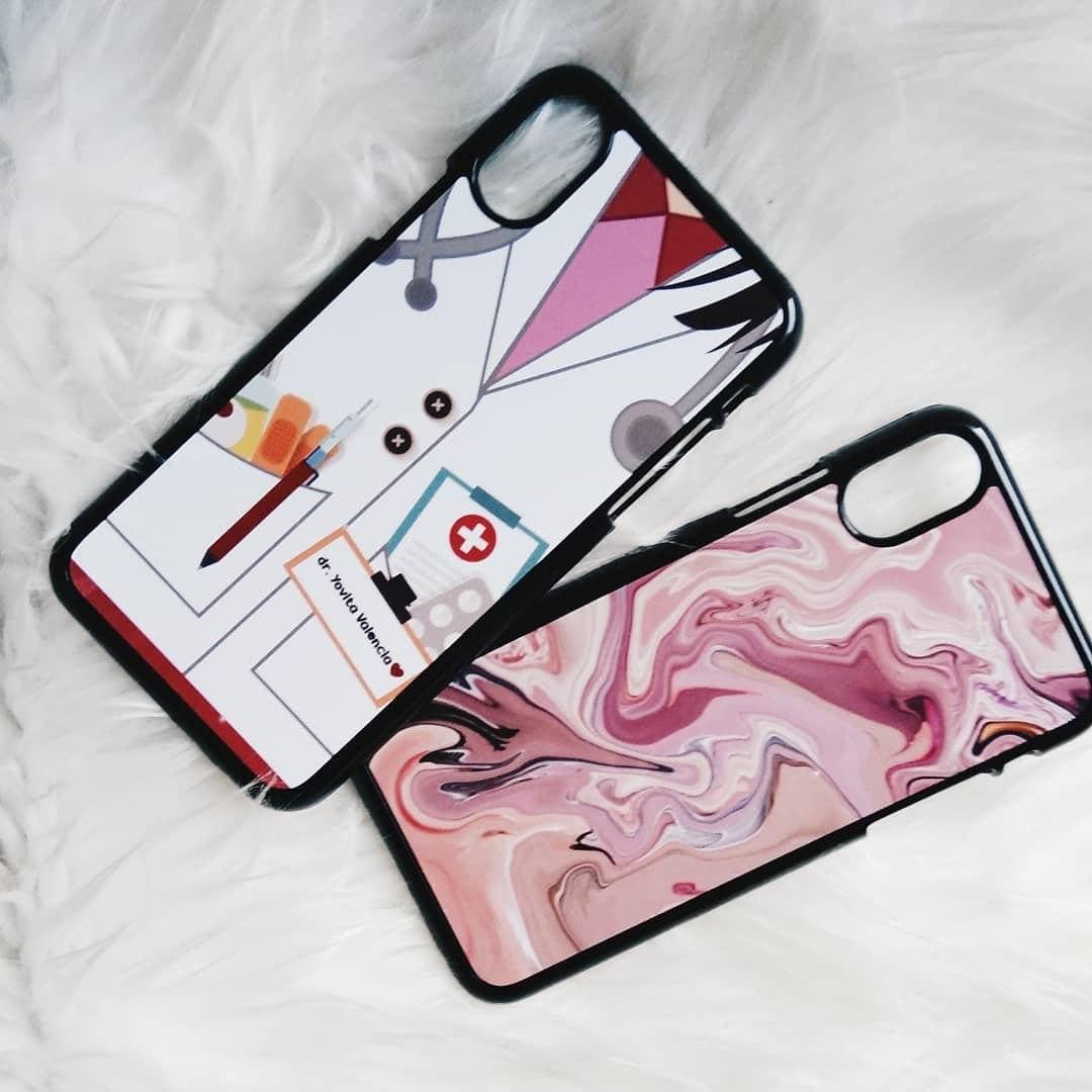 Contoh hasil cetak Cuztoom: dua casing, satu bermotif marmer pink dan satu bermotif jas dokter