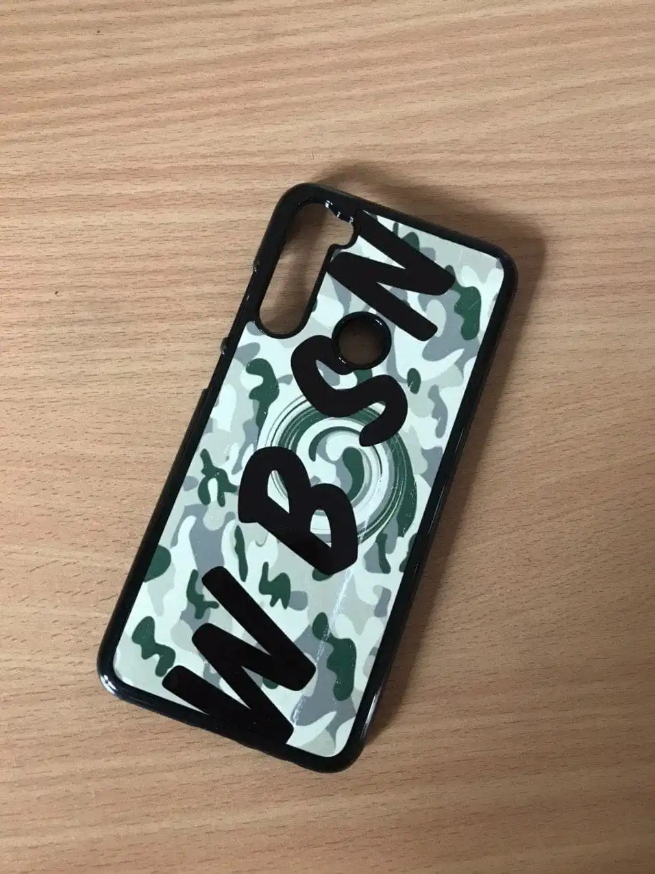 Contoh hasil cetak Cuztoom: casing bermotif loreng hijau dengan tulisan besar
