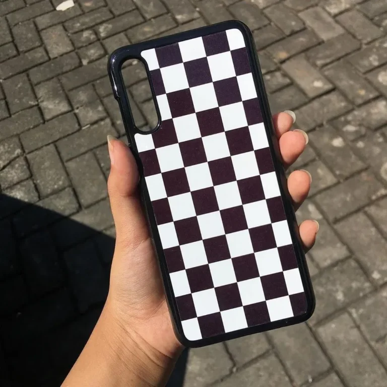 Contoh desain case HP pola geometris: custom case motif papan catur hitam putih hasil cetak Cuztoom