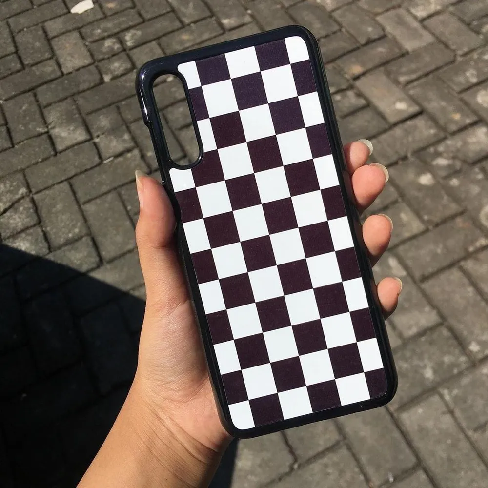 Custom case motif papan catur hitam putih hasil cetak Cuztoom di genggaman tangan
