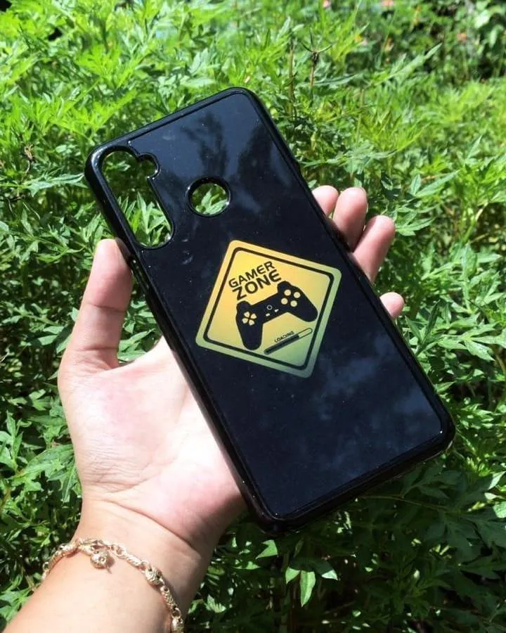 Hardcase hitam mengilap dengan gambar rambu gamer dan stik game hasil cetak Cuztoom
