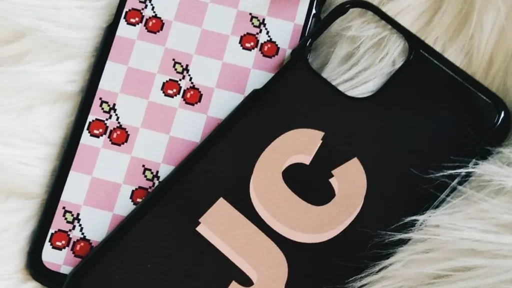 Dua hardcase custom hasil cetak Cuztoom, motif kotak-kotak ceri dan huruf inisial besar