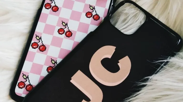 Contoh desain case HP nama dan inisial: dua hardcase custom Cuztoom, satu bermotif kotak-kotak ceri, satu berhuruf inisial besar