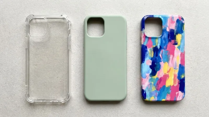 Ilustrasi tiga jenis casing HP berdampingan: case bening bersudut tebal, softcase polos, dan hardcase bermotif