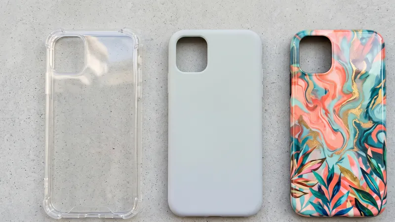 Ilustrasi tiga jenis casing HP berdampingan: case bening bersudut tebal, softcase polos, dan hardcase bermotif