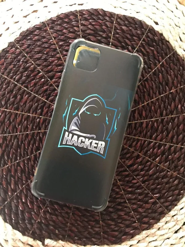 Casing anticrack dengan sudut tebal bermotif logo hacker dari dokumentasi Cuztoom