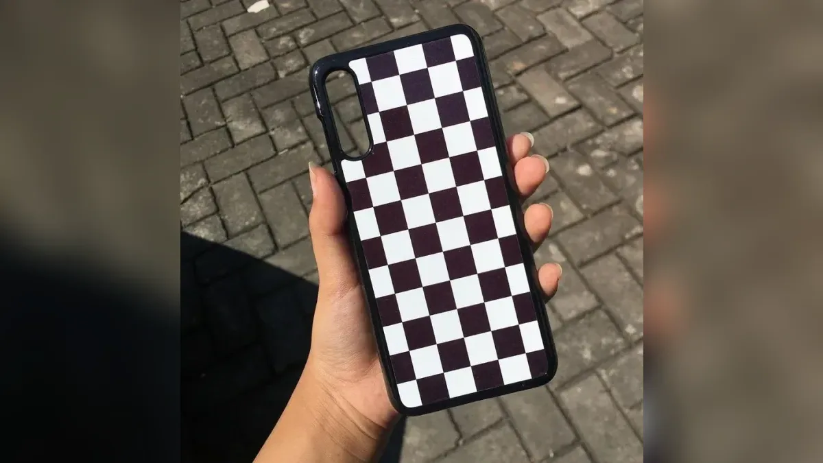 Hardcase custom motif papan catur hitam putih dipegang di tangan