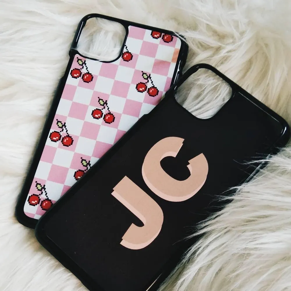 Dua custom case Cuztoom dengan inisial nama JC dan motif kotak ceri