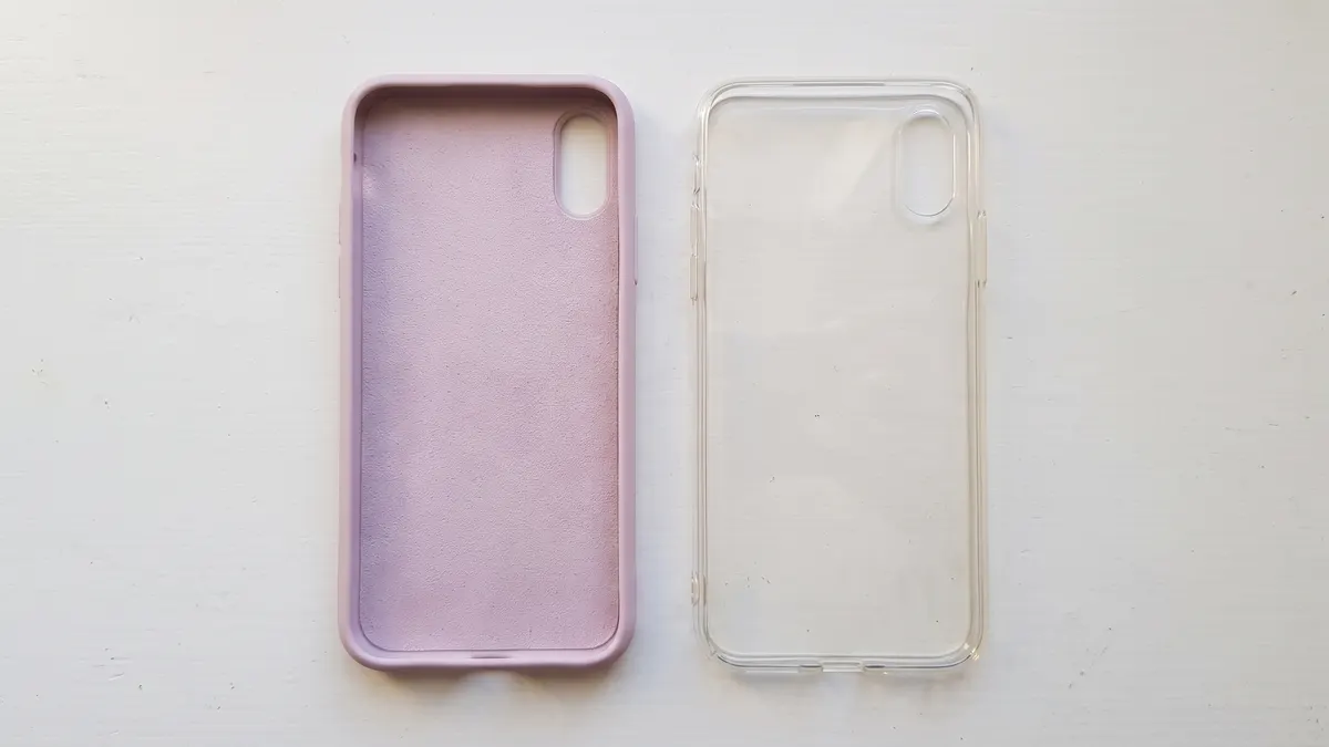 Ilustrasi case HP silikon matte berwarna pastel di samping case TPU bening yang mengilap