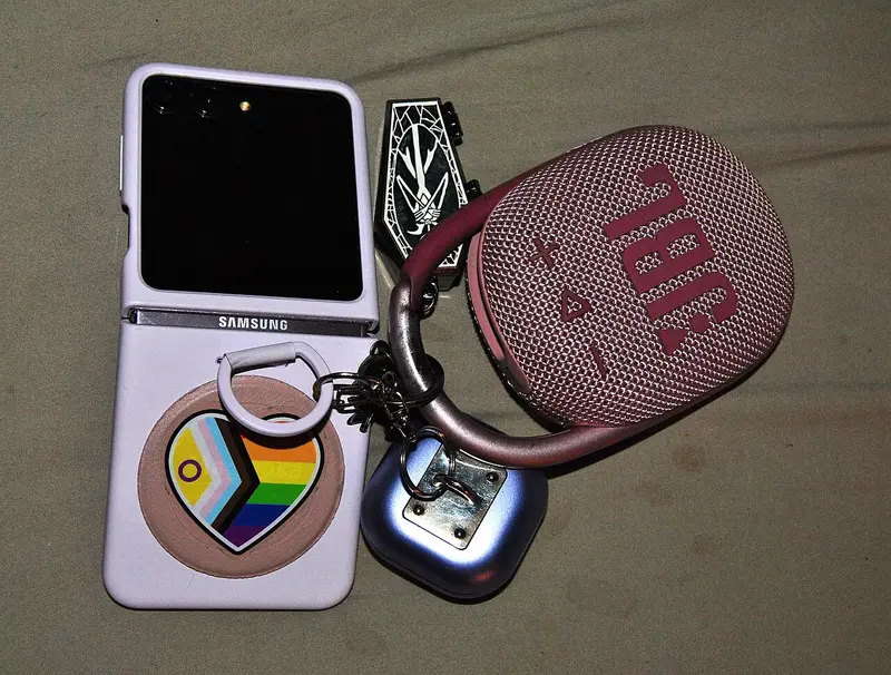 Ponsel lipat dengan casing bercincin yang menjadi tempat mengaitkan beberapa gantungan dan aksesori