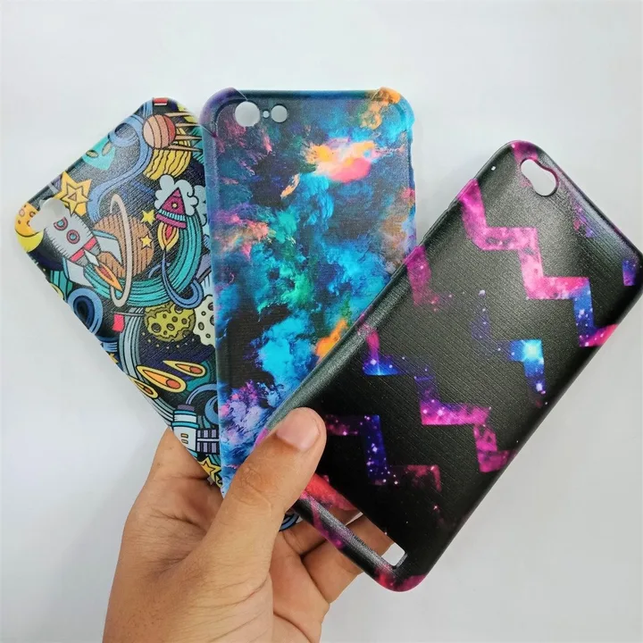 Tiga casing anticrack Cuztoom dengan motif cetak penuh
