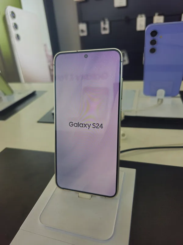 Samsung Galaxy S24 tampak depan dengan layar datar di meja pajang toko